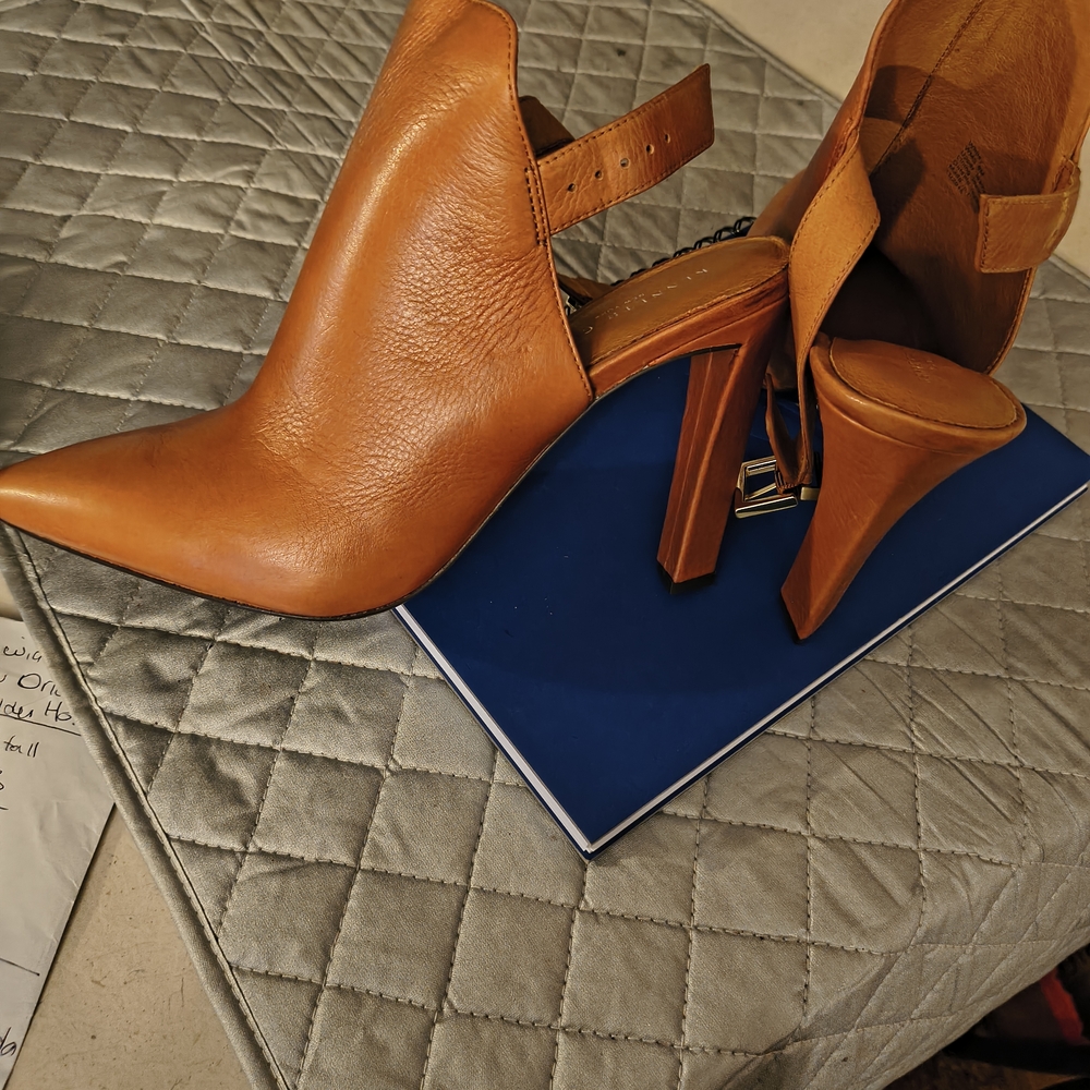 Kenneth Cole New York Tan Mules with Polished Finish and Versatile Design